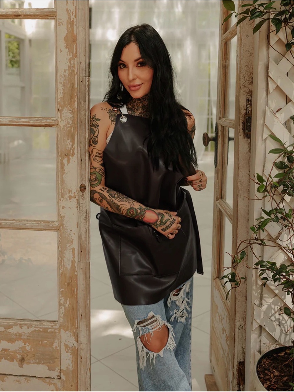 Brand new black vegan leather apron 100% bleach color and toner proof.